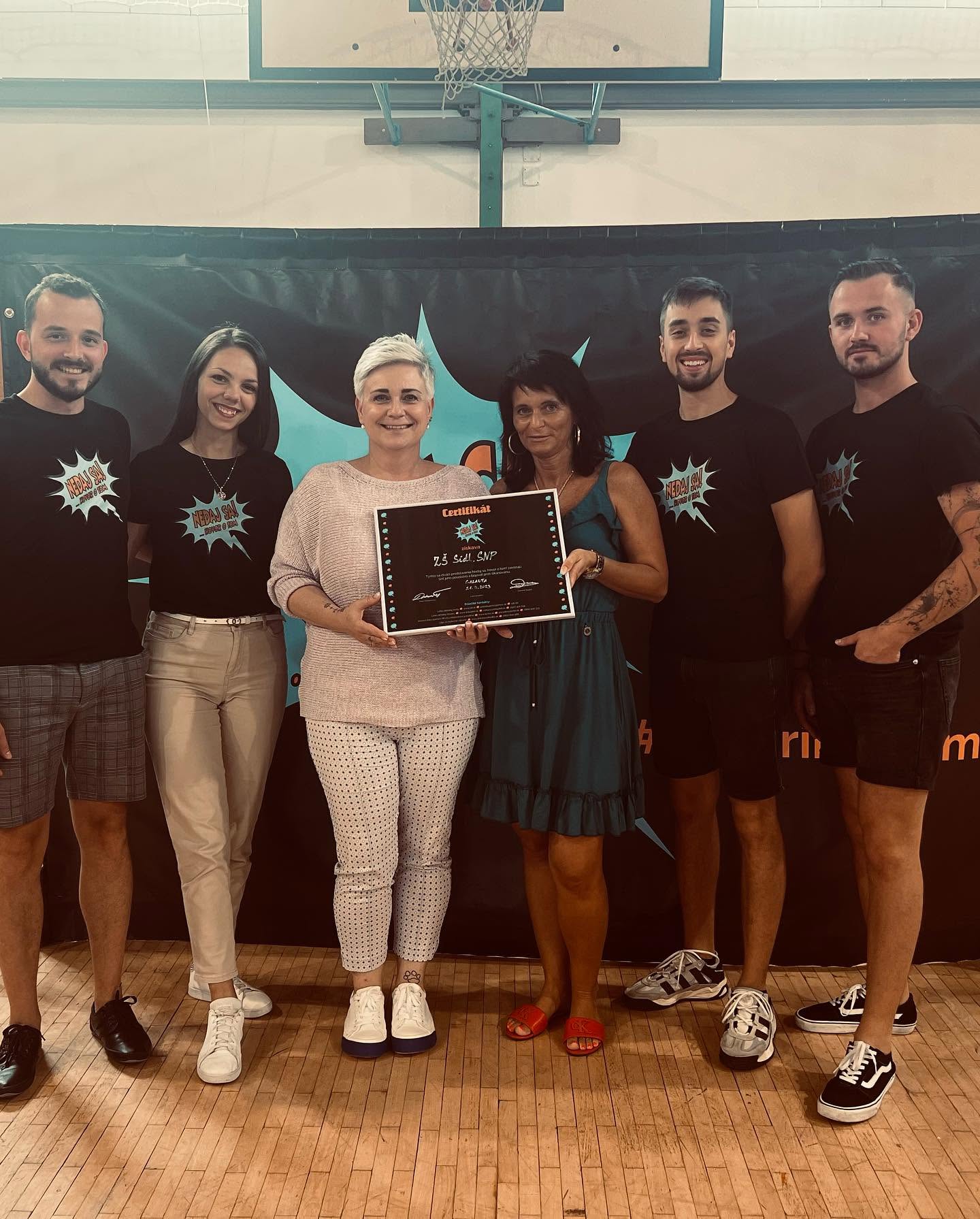 The Nedaj sa, hovor o tom! team with representatives of the awarded school